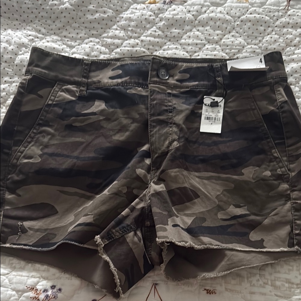 Express camo mid rise shortie shorts